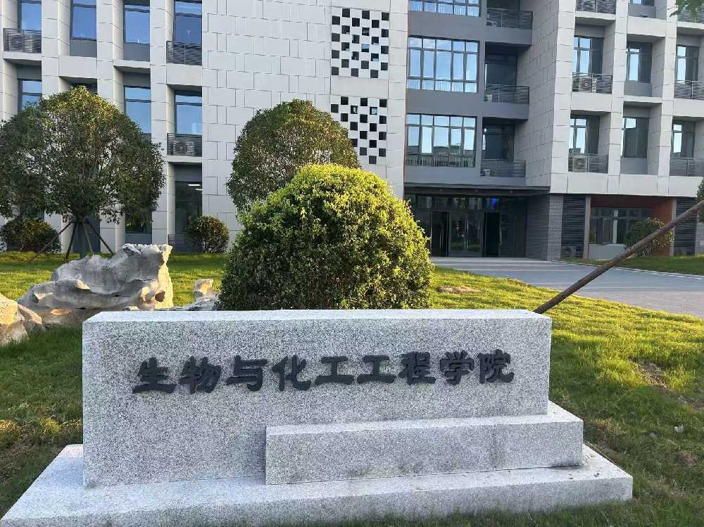 华宁县扬州职业大学体育场高杆灯项目